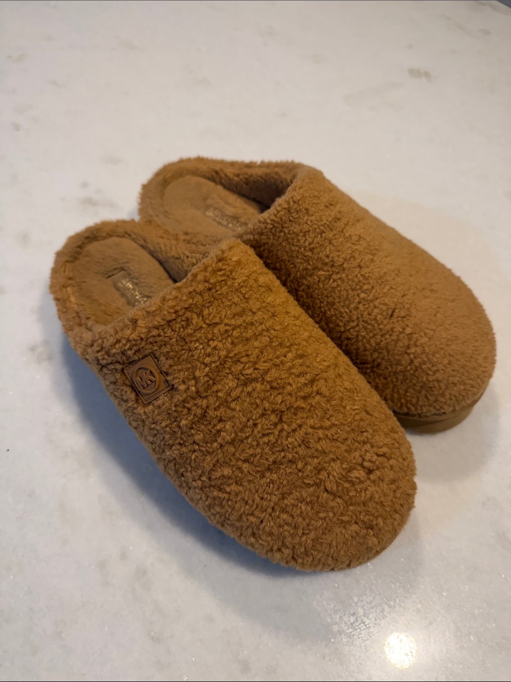 Cozy Faux Shearling women’s
Slip-On Clogs - Tan